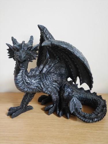 Black winged mighty dragon - black,